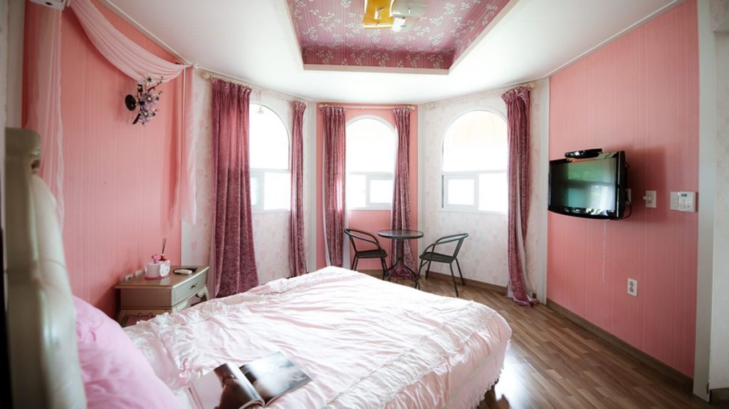憧れのオシャレ韓国人は部屋もイケてる ピンクの部屋は心理効果もある